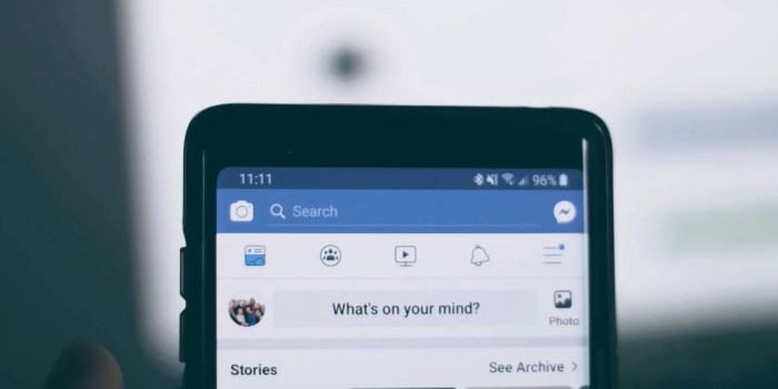 Facebook once again hangs up on phone rumors