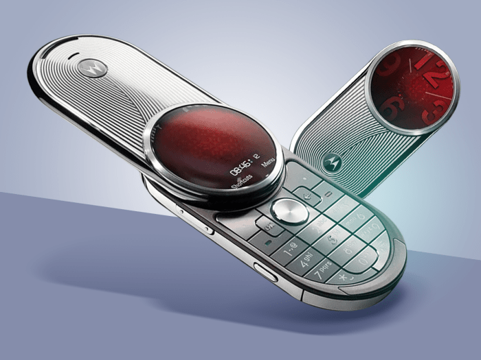 Motorola dares to be square with flipout smartphone