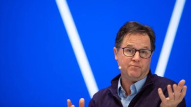 Facebook lets users put questions in a bottle